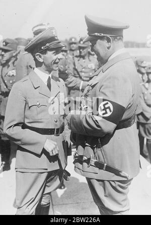 Conversation légère et sourires échangés par le Dr Joseph Goebbels, ministre de la propagande de Reich (à gauche) et le général Hermann Goering, ministre de l'air, devant la salle des congrès de Nuremberg où il est avec le chancelier Hitler, ils assistent au congrès du parti nazi, pour cette grande occasion, Le général Coering a abandonné sa traditionnelle jarretire resplendissante pour le brun nazi clair - avec des médailles. 8 septembre 1937 Banque D'Images