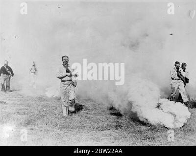 La guerre chimique constitue une partie importante de la formation des officiers de l'Armée, de la Marine et du corps de la Marine des États-Unis à Edgewood Arsenal, Maryland où est établie l'école de service de l'Armée. À l'école, les officiers sont enseignés par démonstration pratique et par formation à l'utilisation de la fumée et des agents chimiques dans la guerre. 9 octobre 1937. Banque D'Images