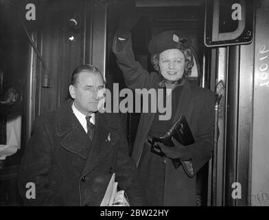 Anna Neagle, l'actrice du film et Herbert Wilcox, le producteur, ont quitté la gare de Waterloo sur le train de bateau Aquitania pour une tournée de l'Amérique et du Canada dans le cadre de la présentation de Victoria le grand. La plus haute est prise à New York, Washington, Hollywood, Toronto, Montréal et Ottawa. Ils seront reçus par le gouverneur général à la maison du gouvernement à Ottawa. 6 octobre 1937. Banque D'Images