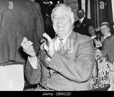 Le président Franklin Roosevelt, la Cour suprême et New Deal s'inquiètent temporairement oubliés, rient avec cœur et applaudissent l'une des observations d'actualité de son hôte lorsqu'il a visité Moses Smith, un agriculteur locataire de sa propriété Hyde Park, New York, avec Bernard Baruch, le financier. 22 septembre 1937 Banque D'Images