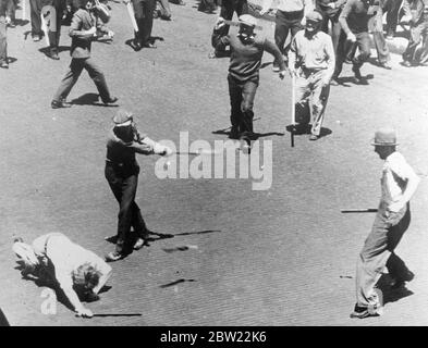 Homme au moment d'être frappé par un attaquant - l'homme était mort en quelques minutes. 13 septembre 1937[?] Banque D'Images