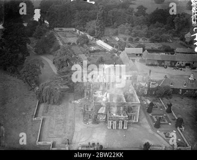 Bedfordshire, 250 ans, a mentionné qu'il avait été détruit par un feu de mystère. Renseignements de la police sur l'automobiliste. Un manoir de 60 ans, inoccupé de 250 pièces, Ickwell Bury, près de Biggleswade, Bedfordshire, a été détruit par un incendie qui a éclairé toute la campagne. Pompier de trois villes pour les flammes sont plusieurs heures. Après l'incendie, la police fait des enquêtes sur une voiture qu'une fille des villages d'Ickwell, dit qu'elle a vu quitter le manoir juste avant l'épidémie. La maison, qui appartient à M. R T les, de Farnham, a été utilisée depuis 20 ans comme école préparatoire. Il y avait un magnifique Banque D'Images