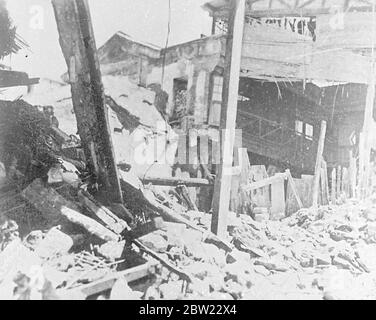 Ces photos, qui viennent d'être reçues à Londres, ont été faites dans la zone de combat du nord de la Chine et ont montré les terribles effets d'un raid de bombardement japonais sur des cabanes de village, des casernes de l'armée chinoise. C'est ce qui est resté des casernes Suiyan de l'armée chinoise. 1er septembre 1937 Banque D'Images