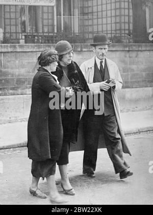 L'épouse du général disparu arrêtée à Paris. Mandat pour mari. Un mandat d'arrêt a été délivré pour son mari disparu, Mme Skoblin, épouse du général Skoblin, a été arrêtée à Paris pour complicité dans la disparition du général Eugene Miller, président de la fédération de Russie-Blanche des anciens militaires en Europe. Miller et Skoblin, qui sont également un dirigeant russe blanc, sont tous deux absents depuis plusieurs jours. Mme Skoblin, chanteuse russe connue sous le nom de Nadeja Hevitskaia, a été interrogée pendant 10 heures par la police. Photos montre, Mme Skoblin (au centre) comme elle a été emmenée à la police il Banque D'Images