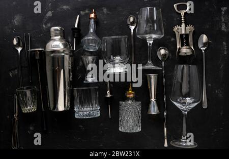 un ensemble d'équipements de barbeller avec vaisselle en verre, verres et cuillères en acier Banque D'Images