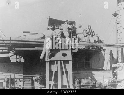 Premières photos montrant la Marine japonaise en action pendant la guerre chinoise. Il montre un destroyer japonais qui tire sur les forts chinois à Taku à l'embouchure de la rivière menant à Tientsing, en Chine du Nord. Les marins chargent l'un des grands canons de culte. 1er septembre 1937 Banque D'Images