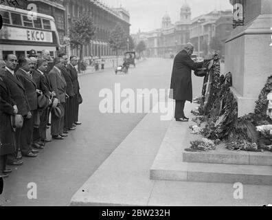 Khalil Bey Thabet, rédacteur en chef d'Al Mekatten, pose la couronne sur le cénotaphe. Un groupe de neuf propriétaires de journaux égyptiens distingués et des rédacteurs qui visitent Londres comme invités de l'Association de Voyage et de développement industriel de la Grande-Bretagne et d'Irlande à Whitehall. 16 septembre 1937. Banque D'Images