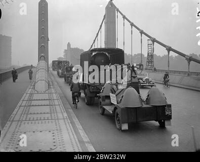 Recrutant pour la défense de Londres contre les attaques aériennes, des hommes de la 51e Brigade anti-aérienne ont quitté le duc du quartier général de york à Chelsea pour faire une marche de jour sur le pont de Chelsea. 6 octobre 1937. Banque D'Images