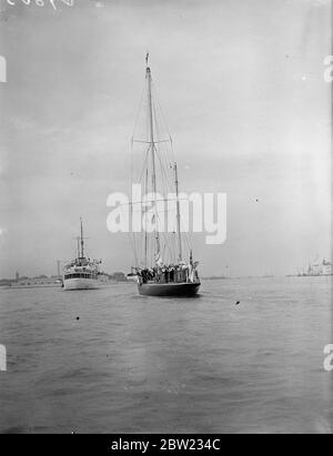 'Endeavour II' arrive à la maison comme 'Endeavour I' est trouvé. Voyage masque de tragédie. Son voyage à la maison, marqué par la mort de son skipper, le Capt Williams, l'adversaire infructueux de la coupe de l'Amérique 'Endeavour II' est arrivé à Portsmouth dans deux des 'Philante' de New York, alors qu'on a appris que 'Endeavour I' avait été retrouvé après avoir été disparu pendant de nombreux jours dans l'Atlantique. Expositions de photos, 'Endeavour II' arrivant à Portsmouth en remorquage de 'Philante'. 28 septembre 1937. Banque D'Images