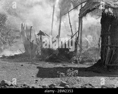 Guerre éthiopienne italienne , 1935 -1936 le bombardement du village éthiopien de Dessye par des avions italiens. Bâtiments du village sur feu . . 9 décembre 1935 Banque D'Images