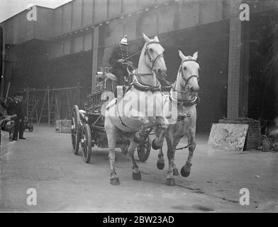 Les anciennes et nouvelles méthodes de lutte contre les incendies ont été démontrées par la brigade des pompiers de Londres lors d'une exposition devant le chef des pompiers de toutes les régions d'Angleterre au quartier général de la brigade à Londres. Des appareils d'incendie des siècles passés et l'équipement le plus à jour ont été utilisés pour l'affichage. 13 octobre 1937 Banque D'Images