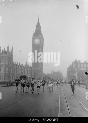 Le début de la marche de Londres à Brighton organisée par le club de marche de Surrey a commencé à Big Ben à 7 heures, Westminster, avec 24 concurrents. Parmi les concurrents, Harold Whitlock, champion olympique et vainqueur depuis trois ans, et George Cummings, champion des Britanniques Guians, qui a parcouru 4000 miles pour participer. 4 septembre 1937. Banque D'Images