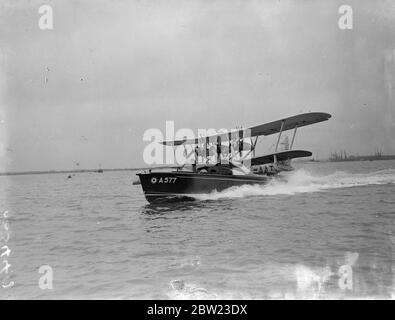 Le nouveau bateau cible qui s'accélère au-dessus de Southampton Water pendant les essais. Un nouveau type de lancement à grande vitesse et à l'épreuve des bombes , construit par la Compagnie britannique Power Boat de Hythe, Hampshire spécialement pour la Royal Air Force. 8 juillet 1937. Banque D'Images