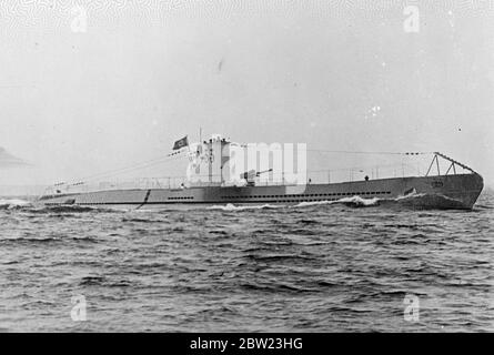 La photo montre un sous-marin allemand du type détecté au large de Portland sur la côte anglaise par le destroyer de la Marine royale HMS Wolfliver . Le destroyer réalisait des exercices de balayage de mine lorsqu'elle a détecté le sous-marin submergé. Lorsque l'ordre de surface a été ignoré deux petits détonateurs ont été tombés à la mer . 21 juillet 1937 Banque D'Images
