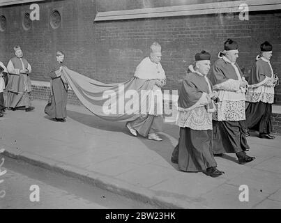 Mgr Amigo en procession au service du Jubilé à la cathédrale Saint-Georges. Un service spécial à placer dans la cathédrale Saint-Georges, Southwark, pour célébrer le Jubilé en tant que prêtre du Dr Amigo, l'évêque catholique romain de Southwark, âgé de 73 ans. Il est annoncé que le Pape a conféré à M. Amigo la dignité de l'Archevêque, avec le style de l'Archevêque de Southwark. 15 février 1938 Banque D'Images