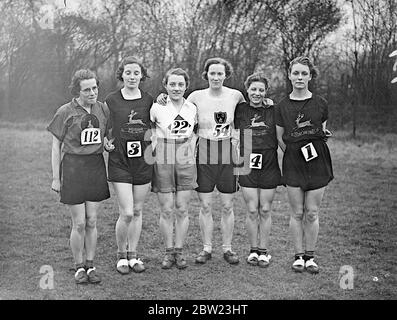 Les six premiers dans le pays de la femme à représenter l'Angleterre dans un événement international. Six filles qui occupent les six premières places dans le 12e championnat national annuel de cross-country pour femmes à Luton, dans le Bedfordshire, représenteront l'Angleterre dans une course internationale contre la France et la Belgique à Lille le 12 mars. Photos, les six filles après le cross-country, de gauche à droite M Armstrong (West Bromwich Harriers), deuxième, D Harris (Birchfield Harriers), sixième, Evelyn Foster (civil Service), vainqueur, Lily Styles (London Olympiades) troisième, M Clark (Birchfield Harriers), quatrième, D Frankli Banque D'Images