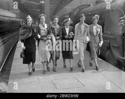 L'équipe de tennis de la British Whitman Cup a quitté la gare de Waterloo sur le train de bateau Queen Mary pour l'Amérique, où elle doit rencontrer l'équipe des États-Unis. L'équipe , de gauche à droite: Mlle F. James, Mlle A. Lhumb, Mlle K. Stammers, Mlle E. H. Dearman, Mlle J. Ingram et Mlle R. M. Hardwick. 21 juillet 1937 Banque D'Images