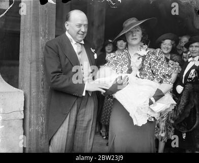 Capitaine et Mme Plugge avec leur bébé fils après son baptême . Le capitaine Plugge est député de Rochester et président du Club international de radiodiffusion. 1937 Banque D'Images