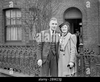 Payne, un dix but, s'est marié à Luton. Brides Lucky en fer à cheval. Joe (dix buts) Payne, le célèbre club de football de la ville de Luton, a été marié au bureau de Luton (Beds) à Miss Peggy Howe, 22 ans, testeur dans une usine de Luton. Par la suite, Payne joue pour Luton contre Bradford. Sa mariée regarda le match. 26 février 1938 Banque D'Images