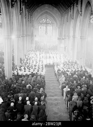 Service Jubilé de l'évêque Amigo dans la cathédrale Saint-Georges. Un service spécial à placer dans la cathédrale Saint-Georges, Southwark, pour célébrer le Jubilé en tant que prêtre du Dr Amigo, l'évêque catholique romain de Southwark, âgé de 73 ans. Il est annoncé que le Pape a conféré à M. Amigo la dignité de l'Archevêque, avec le style de l'Archevêque de Southwark. 15 février 1938 Banque D'Images