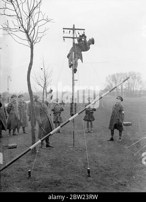 L'armée montre comment « les communications suivent le rythme de la mécanisation ». Démontrant que la partie essentielle de la «communication» est de suivre le rythme de la mécanisation de l'armée, le corps royal des signaux , a donné un affichage sur leur dernier appareil à Aldershot, Hampshire. La démonstration a inclus des appareils d'intercommunication, des radios, des téléphons et des télégraphie avec couches de câbles mécanisés. Des spectacles de photos, des hommes du corps royal des signaux érigeant des lignes de communication regardées par des officiers à Aldershot. 15 février 1938 Banque D'Images