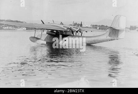 Les premiers passagers à traverser l'Atlantique Sud cet été. Les bateaux volants d'Air France transporteront des passagers pour la première fois cet été à travers l'Atlantique Sud. Le Liore H47, premier passager d'Air France transportant une machine transatlantique, sera utilisé sur le service. Il possède quatre moteurs, deux en marche avant et deux en marche arrière. Cinq. Ces machines sont maintenant en construction. 12 février 1938 Banque D'Images