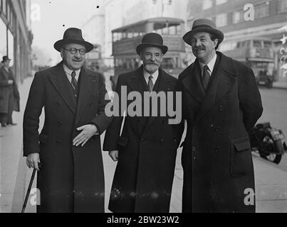 Délégués français à l'Assemblée populaire internationale de Londres. La première séance plénière de l'Assemblée populaire internationale "pour décider des mesures que les peuples du monde peuvent prendre pour aider la Chine et pour arrêter l'agression japonaise" s'est tenue à la British Industries House, Oxford Street. L'Assemblée est organisée par la campagne internationale pour la paix et présidée par Lord Cecil et M. Pierre Cot, ancien ministre français de l'Air. Expositions de photos, délégués français arrivant de gauche à droite, Professeur Cassin, M Rivollet, M Gabriel Cudenet, Vice-Pres de l'Union de la Ligue des Nations française. 12 février 1938 Banque D'Images