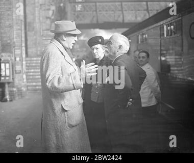 Les délégués à la conférence de l'International Hotel Alliance ont quitté la gare de King's Cross, Londres, pour Edimbourg où la conférence a lieu. 60 hôteliers de 18 pays participent à la conférence. Photos: Sir Francis Towle d'Angleterre (à gauche) discutant avec Signor Camponia de Rome à la Croix du Roi. 17 octobre 1938 Banque D'Images