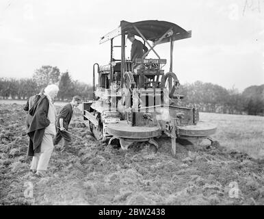 Utilisant un nouveau gyrotimon, une charrue pour creuser, et des hommes travaillant jour et nuit. M. Lloyd George, politicien vétéran qui a maintenant 75 ans, transforme en un temps record 160 acres de terres inutilisées en un jardin de marché. La terre, qui rejoint sa ferme à Churt, Surrey, n'a pas été intensément cultivée depuis de nombreuses années, mais déjà la moitié de la superficie est prête pour la plantation. Les hommes travaillent la nuit par projecteur. Photos: Monsieur Lloyd George regardant le gyrotimon rotatif au travail sur sa nouvelle ferme. 17 octobre 1938 Banque D'Images