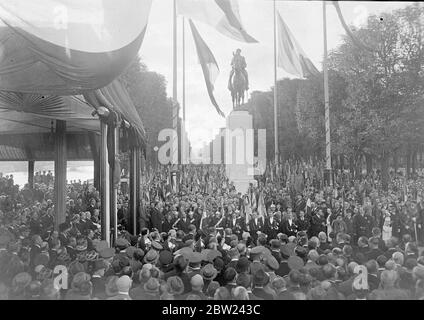 Le roi Léopold des Belges, accompagné du président Lebrun et de membres de la famille royale belge, a dévoilé le monument commémoratif dans le cours-la-Reine, près de la place de la Concorde, à Paris, à son père, le regretté roi Albert. Photos : une vue générale tandis que le roi Léopold dévoile la statue à son père. Les clients du Royal sont sur la gauche. 12 octobre 1938 Banque D'Images