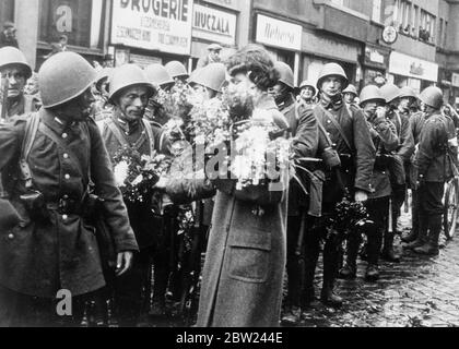 Les forces polonaises sont maintenant en occupation de Teschen, le district minoritaire polonais, qui a été cédé à la Pologne par la Tchécoslovaquie conformément à l'ultimatum de Pologne. La demande polonaise a été accompagnée d'une victoire diplomatique allemande dans les conflits des Sudètes. Photos: Soldats polonais de l'armée d'occupation reçoit des fleurs Blanco résident. Octobre 1938 Banque D'Images