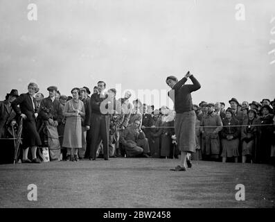 Henry Cotton, deux fois champion de l'Open britannique et l'un des plus grands professionnels du monde, met ses compétences à la hauteur de trois femmes golfeurs, qui ont remporté huit fois le championnat féminin britannique, dans un concours unique sur le parcours Maylands de Romford, Essex. Le match a été de plus de 18 trous, Cotton a joué le meilleur ballon de Joyce Wecaped, Lady Heathcoat-Amory, Miss Enid Wilson, et Mme René Lacoste et, champion français huit fois, qui, comme Simone de la chaume, a gagné le titre britannique en 1927. Les femmes jouaient au même niveau que le coton, ne recevant aucun avantage, même en conduisant depuis le même terrain de teing Banque D'Images