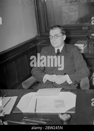 Le fils de l'homme qui devrait être le nouveau président de la Tchécoslovaquie est un gestionnaire de la banque de crédit anglo-tchécoslovaque à Londres. Il est M. Vladimir Cerny, fils du Dr Jan Cerny, ministre délégué du Cabinet actuel de la Tchécoslovaquie, et a considéré le candidat le plus probable pour le poste vacant par Mme Benes. M Cerny vit à Londres depuis 10 ans, à partir de la ville comme commis. Il est titulaire d'une licence, il vit à Maida Vale et a deux hobbies, le golf et les affaires internationales. 6 octobre 1938 Banque D'Images