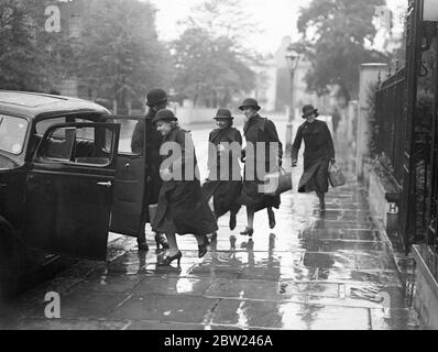 Londres a une autre équipe de vol, pour combattre la mort au lieu de crime. Jour et nuit, les infirmières en service à une clinique Pembridge place, Bayswater, sont prêtes à partir à un instant remarqué pour répondre à un appel à l'aide. Les infirmières, qui ont leur trousse à portée de main et leur voiture à portée de main, sont prêtes à tout faire, de la cheville à la maternité. Photos : infirmières qui se présentent à l'appel pour répondre à un appel d'urgence. 7 octobre 1938 Banque D'Images