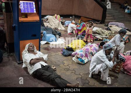 Passagers dormant à l'étage de la gare, Inda. Chemins de fer indiens. Voyage en train. Migrants. Banque D'Images