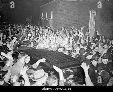 Premier accueilli par la foule qui s'empaquait de Downing Street. Des foules immenses qui ont rempli Downing Street ont accueilli avec enthousiasme M. Neville Chamberlain, après son retour du Palais de Buckingham, où il était parti immédiatement après avoir atterri de Munich avec le Pacte « plus de guerre » qu'il avait signé avec Hitler. Des expositions de photos, la forêt des mains, qui se disputent la course pour saluer le Premier, tandis que la foule a grimpé autour de sa voiture dans Downing Street. 30 septembre 1938 Banque D'Images