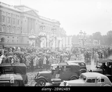 Les premiers ministres se sont jugés pour leur retour à Londres par des foules enthousiastes. Voit King. En traversant la foule qui borde la grande route de l'Ouest et d'autres parties de l'itinéraire, M. Neville Chamberlain, lorsque de l'aérodrome de Heston pour voir le roi au palais de Buckingham immédiatement après l'atterrissage de Munich, où il a signé un pacte « pas plus de guerre » avec Herr Hitler. Plus tard, il est retourné à Downing Street où il a été accueilli par de grandes foules. Des spectacles de photos, la foule qui se trouve sous des parasols comme M. Neville Chamberlain, est arrivé au Palais sous la pluie. 30 septembre 1938 Banque D'Images