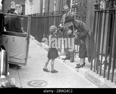 Fille de sept ans et lettre à Mme Chamberlain alors qu'elle part avec Premier Quiet Weekend. Une lettre de remerciement pour les efforts du premier ministre pour préserver la paix a été remise par Dorothy Friend de Westminster, âgée de sept ans, à Mme Neville Chamberlain, alors qu'elle a laissé le 10, Downing Street avec le premier ministre pour un week-end tranquille dans le pays. Des centaines de lettres de remerciement et de félicitations ont été livrées au No 10 , mais Dorothy Forster la remettre est personnellement. Séances photo, Mme Chamberlain, parlant à Dorothy Friend, 7 ans après avoir reçu la lettre, M. Neville Chamberlain est à l'écoute. 1er octobre Banque D'Images