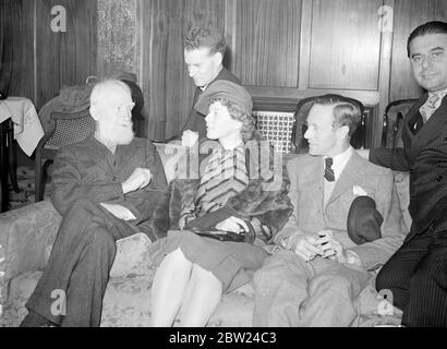 M. Bernard Shaw avec Wendy Hiller et Leslie Howard à la prévisualisation de 'Pygmalion'. M. George Bernard Shaw était lui-même présent au Leicester Square Theatre quand un avant-goût de 'Pygmalion', le film de la pièce de M. Shaw a été donné. Photos, M. George Bernard Shaw avec Mlle Wendy Hiller et M. Leslie Howard, qui apparaît dans le film (de gauche à droite) et M. Anthony Asquith, un des réalisateurs du film (derrière) au Théâtre. 4 octobre 1938 Banque D'Images