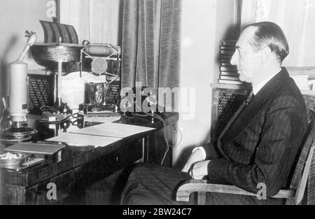 Le colonel Beck , diffusé dans la nation polonaise sur une victoire sans effusion de sang. Le Col Joseph Beck, ministre polonais des Affaires étrangères, a fait une allocution à la nation depuis son bureau de Varsovie sur les événements qui ont conduit à la cession par la Tchécoslovaquie à la Pologne, de la minorité polonaise à Teschen. Banque D'Images