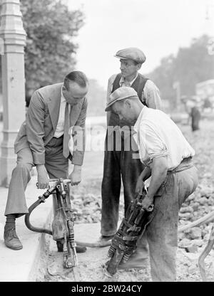 Lord Sempill, l'homme de l'air, descendait Piccadilly, quand il s'est livré à un passe-temps favori des Londoniens, en regardant les hommes au travail dans un trou de la route. Il est allé plus loin que cela, cependant, et passe une demi-heure à utiliser un semoir pneumatique. Photos montre: Lord Sempill utilisant le semoir pneumatique de Piccadilly. 2 septembre 1938 Banque D'Images