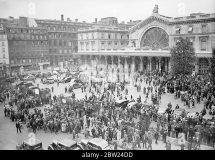 Les réservistes français affluent aux couleurs, la ligne Maginot est habitée. De nombreux réservistes français quittent la Gare de l'est à Paris pour la poste sur la ligne Maginot, les grandes fortifications de la frontière orientale. Après l'appel, les réservistes la France a plus d'un million d'hommes sous les armes au cas où elle devrait être appelée à remplir ses obligations conventionnelles à l'égard de la Tchécoslovaquie. Des centaines de réservistes devant la Gare de l'est à Paris attendent d'être à l'entrée de la voie Maginot. 25 septembre 1938 Banque D'Images