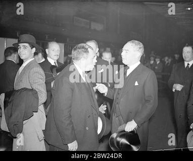 Hassan Sabry Pasha, ministre égyptien de la guerre, est arrivé à la gare Victoria lors d'une visite à Londres et a été rencontré par M. Leslie Hore-Belisha, ministre britannique de la guerre. Photos : Hassan Sabry Pasha talkin avec M. Hare Belisha à Victoria. 12 septembre 1938 Banque D'Images