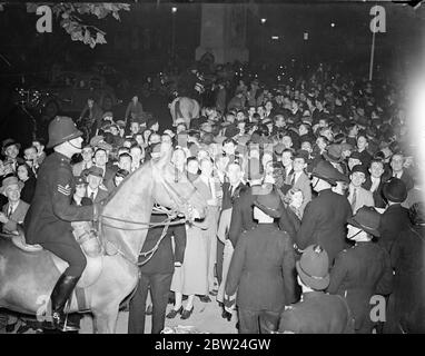 La police montée a dû nettoyer les foules rassemblées à Whitehall et Downing Street qui attendent la dernière crise News pendant que Hitler a prononcé son discours au Congrès du Parti nazi de Nuremberg Photoshows: La police montée a défrichement de la foule dans Downing Street. 12 septembre 1938 Banque D'Images