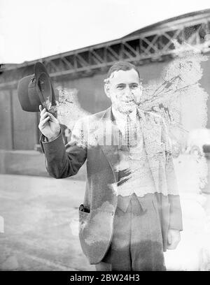 Sous-secrétaire d'air, départ en tournée des unités de RAF outre-mer. Le Capt H Balfour, sous-secrétaire d'État à l'Air, a quitté l'aérodrome de Hendon pour visiter les unités de la Royal Air Force en Égypte, au Soudan, au Kenya, en Palestine, en Transjordan, en Iraq et à Malte. Il est accompagné du Capt W A Coryton, directeur adjoint des opérations outre-mer, de M. F R Howard du ministère de l’Air, et du capitaine EC Cobb, député, secrétaire parlementaire privé. La première escale de la fête a été Rome. Expositions de photos, le capitaine Balfour se fait au revoir à Hendon. 5 septembre 1938 Banque D'Images