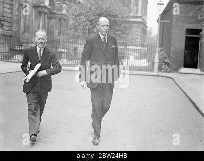 Lord Halifax, le ministre des Affaires étrangères, a appelé au numéro 10 Downing Street pour s'entretenir avec le premier ministre, M. Neville Chamberlain, de la nouvelle situation en Tchécoslovaquie provoquée par le retrait des négociations des Allemands des Sudètes. Lord Halifax était accompagné de Sir Alexander Cadogan, sous-secrétaire d'État permanent aux Affaires étrangères. Le premier ministre est revenu à la hâte à Londres d'Écosse, surtout pour voir Lord Halifax. Expositions de photos : Lord Halifax arrive au numéro 10, rue Downing avec Sir Alexander Cadogan, sous-secrétaire permanent aux Affaires étrangères. 8 septembre 1938 Banque D'Images