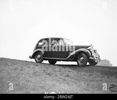 Nouvelle « voiture pour le monde » présentée sur le circuit Crystal Palace. La nouvelle Humber Super Snipe, une voiture spécialement conçue pour répondre aux conditions de conduite dans le monde entier, a été présentée à un rassemblement d'experts sur le circuit de course de Crystal Palace. La voiture est dite pour combler un vide dans les constructeurs automobiles britanniques parce qu'elle est également adaptée aux conducteurs au pays ou à l'étranger. Des spectacles photo, des spectateurs regardant le nouveau Humber Super Snipe monter un sur quatre en haut du train. En partant d'un point de départ en haut. 8 septembre 1938 Banque D'Images