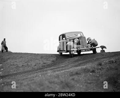 Nouvelle « voiture pour le monde » présentée sur le circuit Crystal Palace. La nouvelle Humber Super Snipe, une voiture spécialement conçue pour répondre aux conditions de conduite dans le monde entier, a été présentée à un rassemblement d'experts sur le circuit de course de Crystal Palace. La voiture est dite pour combler un vide dans les constructeurs automobiles britanniques parce qu'elle est également adaptée aux conducteurs au pays ou à l'étranger. Des spectacles photo, des spectateurs regardant le nouveau Humber Super Snipe monter un sur quatre en haut du train. En partant d'un point de départ en haut. 8 septembre 1938 Banque D'Images