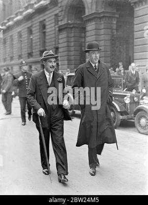 Sir Neville Henderson avec Lord Halifax et Sir John Simon au Foreign Office. Sir Neville Henderson, ambassadeur britannique à Berlin, qui a été convoqué d'urgence à Londres pour consultation avec le gouvernement sur la situation en Europe centrale, a vu Lord Halifax, ministre des Affaires étrangères, et Sir John Simon, chancelier de l'Échiquier, au Foreign Office. Expositions de photos, Lord Halifax et Sir Neville Henderson, partant après la réunion au Foreign Office. 29 août 1938 Banque D'Images