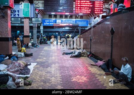 Passagers dormant à l'étage de la gare, Inda. Chemins de fer indiens. Voyage en train. Migrants. Banque D'Images